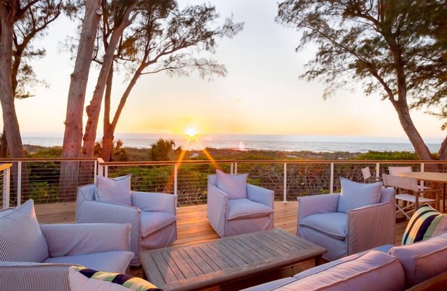 Ne manquez pas ce magnifique Gulf Front Condo récemment rénové. Observez les vagues depuis votre véranda filtrée, ressentez la brise tropicale, écoutez les vagues et regardez les oiseaux de mer jouer. Ce kitch exceptionnel