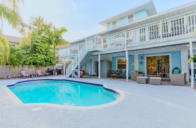 100' from the beach, Charming 1BR Beachside Retreat