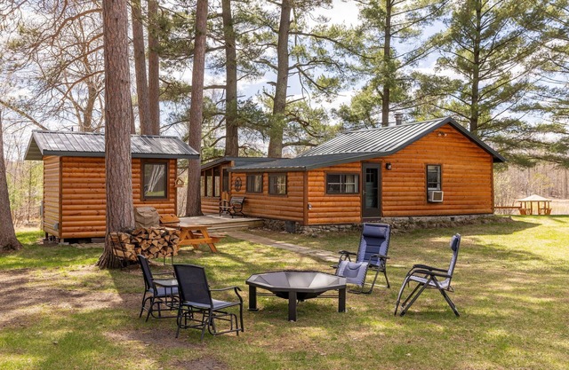 100+ Remodeled Log Cabin-lake access-private dock