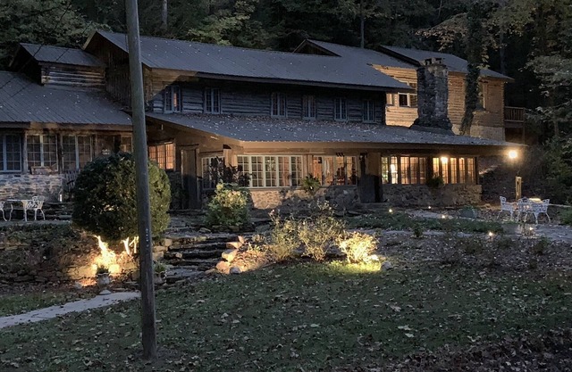 Cabane de 100 ans sur la rivière Chestatee, vignobles, tubing, pêche et plus