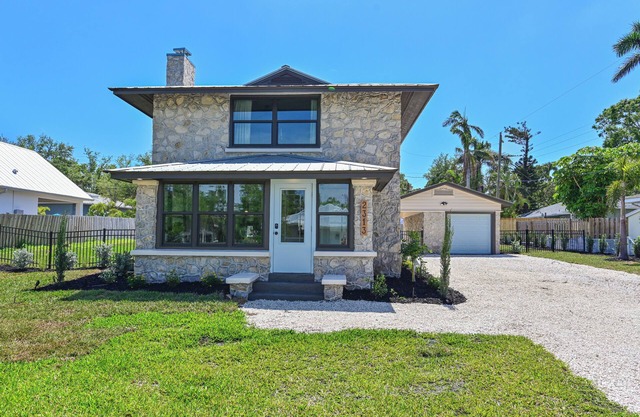 100 yr old Stone House near beaches and downtown Bradenton with a heated pool