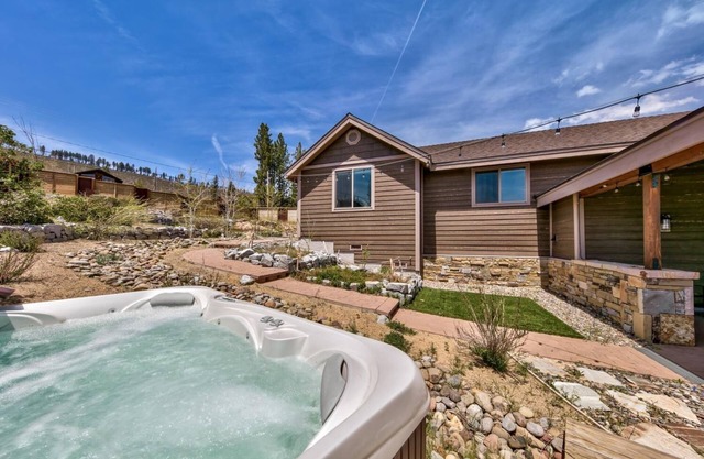 1008C Mountain View Gorgeous! Room For the Family to gather or play