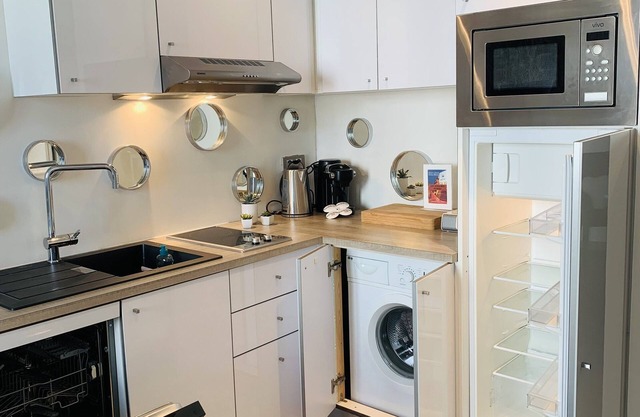 100m croisette, luxueux T3, 2 chambres & 2 salles de baim, climatisé.