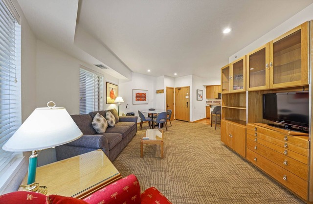 Spacious Palisades 1 Bdrm w/Pool & AC!!- 101