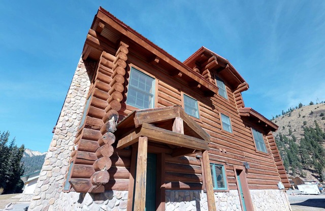 Cette confortable cabane River 1 chambre est idéalement située pour tout ce que vous voulez faire à Red River. Pour fis