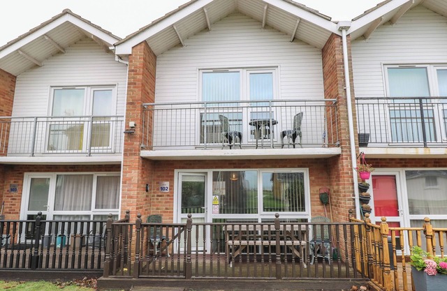 102 WATERSIDE PARK, family friendly, with pool in Corton
