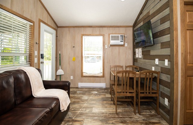 104) Falcon Farmhouse Style Cabin. Close to Hocking Hills State Park and more!