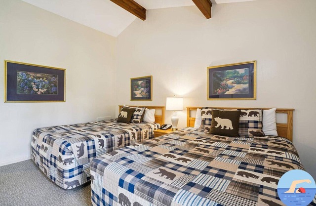 Chambre d'hôtel standard de luxe avec deux lits queen au 1er étage avec piscine chauffée