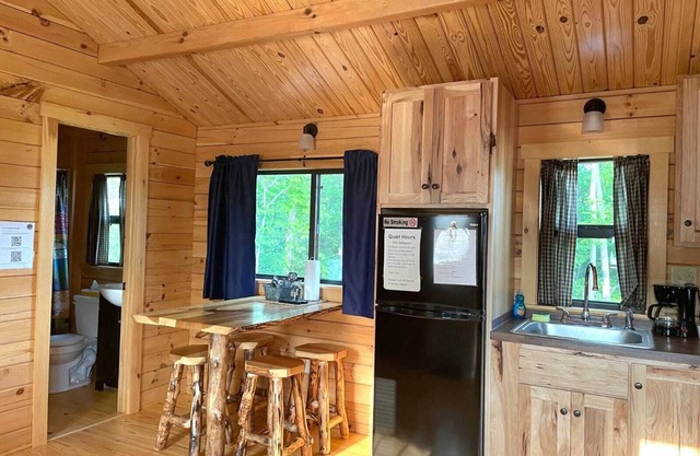 107) Ibis Log Cabin. Close to Hocking Hills State Park and more!