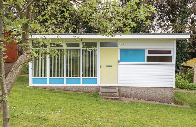 107 KINGS CHALET PARK, pet friendly, with a garden in Cromer