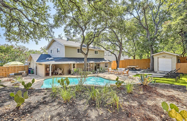 10BD Western Luxe Oasis w/ Pool, Huge Backyard, PingPong, Grill, 10 Min to DT