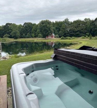 11 Acre Wood - Cabin getaway - fishing & swimming pond - hot tub