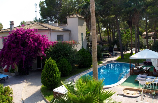 11 chambres, 30 couchages, A / C complete, 1000Mb fiber internet, BBQ