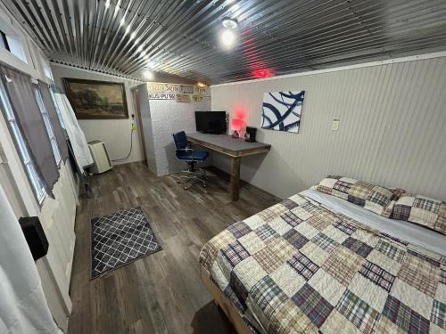 #11 Digital Nomad Cabin on the river overlooking a lake