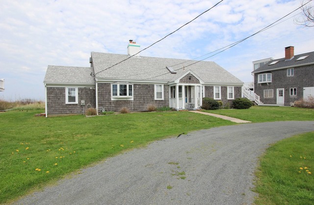 11 Freeman Ave - Waterfront Town Neck beach home, pet-friendly!