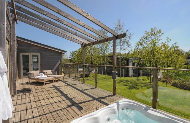 11 MEADOW RETREAT, romantic, luxury holiday cottage in Dobwalls