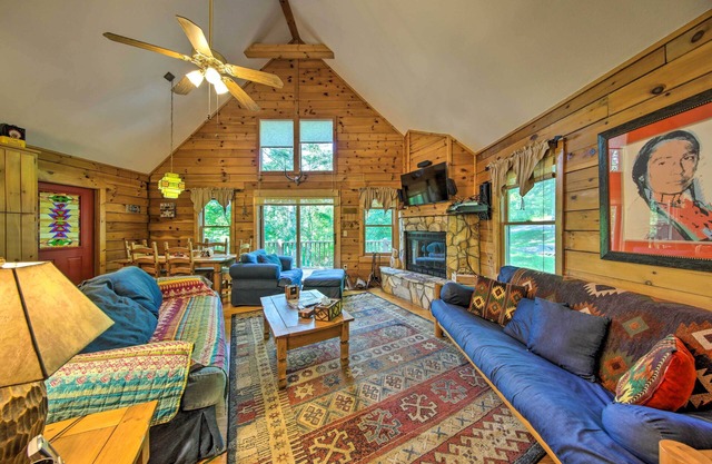 11 Mi to Calaboose Cellars: Marble Cabin w/ Deck!