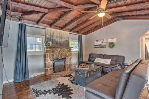 11 Mi to Dtwn Branson Cottage in Rockaway Beach!