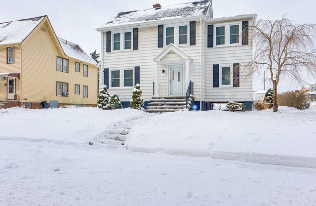 11 Mi to Dtwn Cleveland: Family Home w/ Yard
