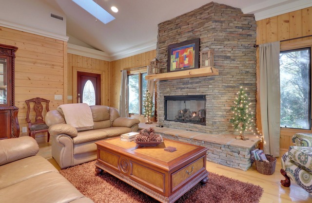 11 Mi to Ski Sapphire: 'Heaven South' Apt w/ Porch