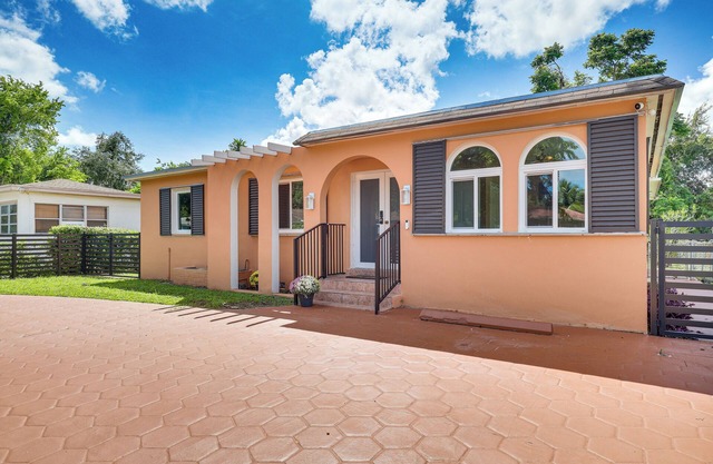 11 Mi to South Beach: Home w/ Screened Porch!