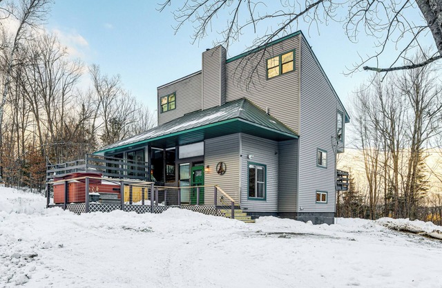 11 Mi to Sugarbush: Eclectic Ski House w/ Hot Tub!