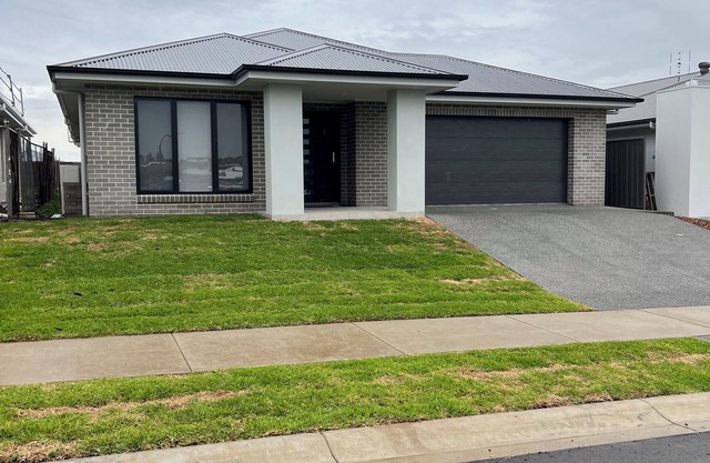 11 minutes from the Hunter Valley Wineries. Family sized new home!
