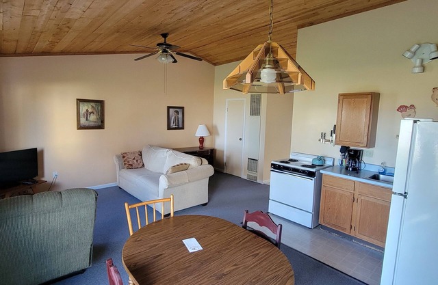 #11 Thomas' Parkside Cottages, 1BR Beachfront w/ Huron views, Downtown location