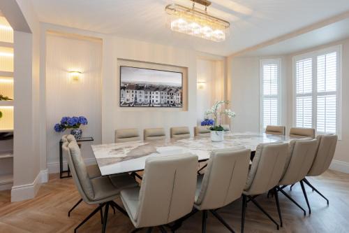 111 By Mayfair - Luxurious 12 Bedroom House, Portrush