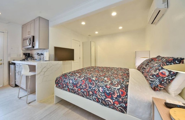Studio contemporain avec Toto, parking et climatisation