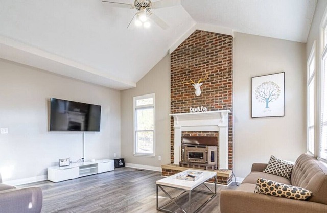 "Stone Haven" Spacious 5 bedroom Nested in Nature