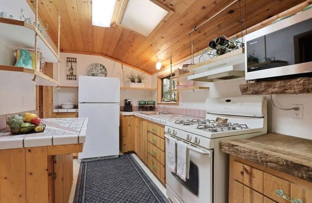 114 acres! Wooded Serenity - Gold Camp Green Cabin