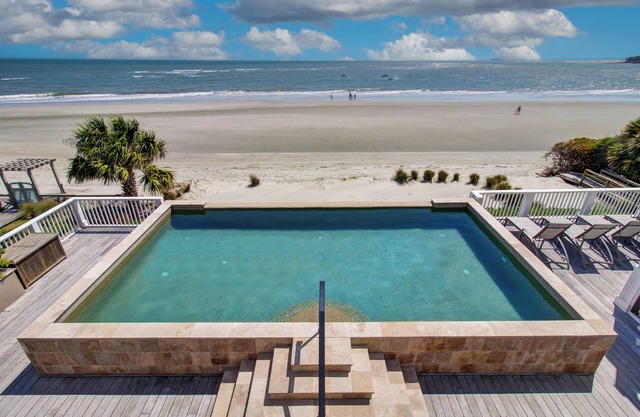 7BR Oceanfront Estate exquis! Piscine à débordement privée, cuisine extérieure, terrain de volley-ball, terrain de basket complet et crédit de 250 $ pour la location de matériel de plage