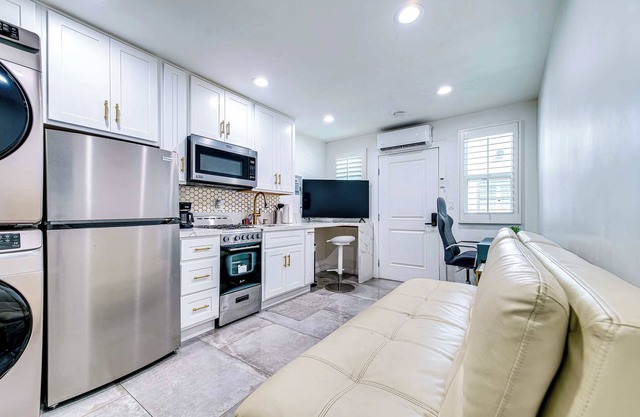 Golden Trim - Downtown Digs