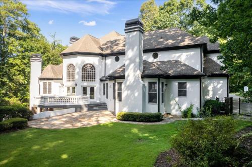 11580sqft Large Home By Airport