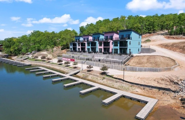 1183 5 bdrm Home sleeps 16 on Lake! @ BW Jacks