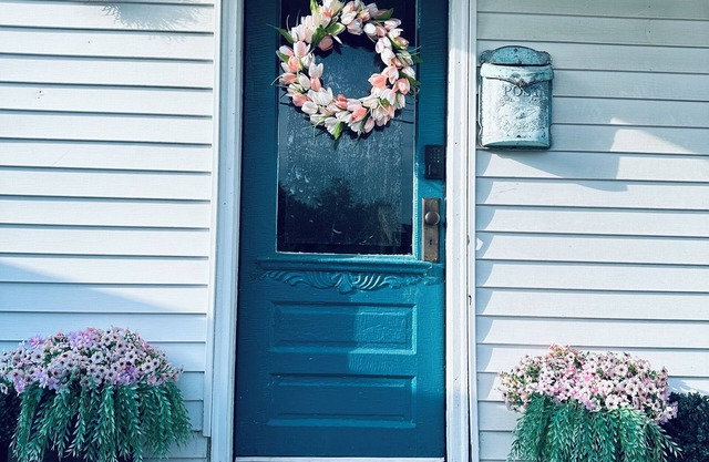 Charming modern vintage cottage only 4 minutes to the ARK!