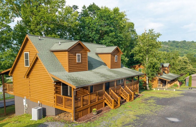 12BR Retreat | Walk to WJ | 2 Cabins | Sleeps 27