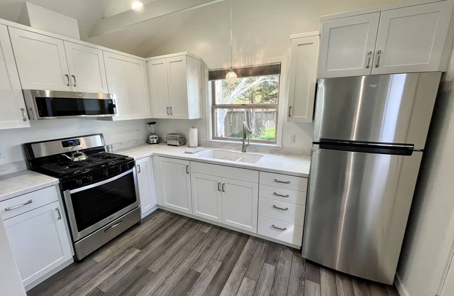 11th Street Studio~Stylish & 3 blocks Plaza!