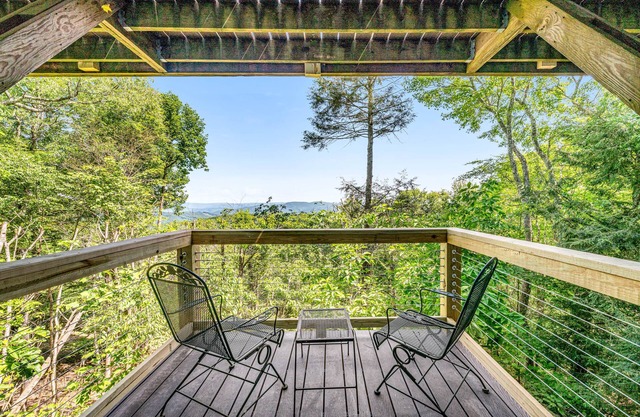12-acre mountain-view retreat with private hot tub, fireplace & club pool access