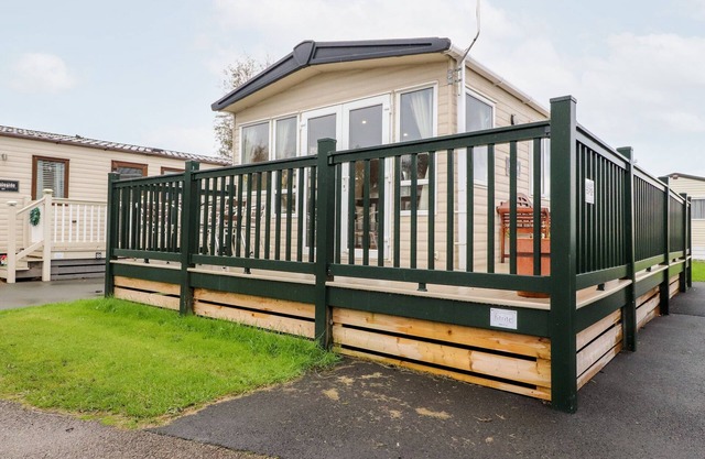 12 BROUGHTON PARK - SANCTUARY, family friendly, with pool in Heysham