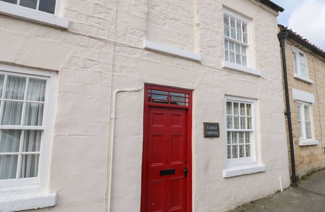 12 CASTLEGATE, pet friendly, character holiday cottage in Pickering