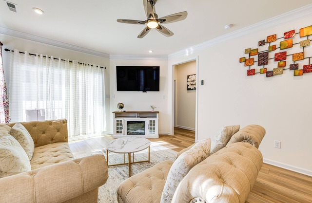 12 Mi to Dtwn Richmond: Spacious Home w/ Deck!