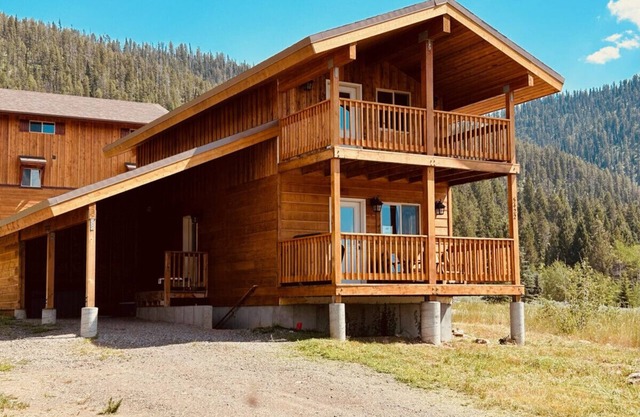 Cabine de 3 chambres / 2 salles de bain à 12 minutes de Yellowstone Park - 8 personnes. Des vues incroyables.