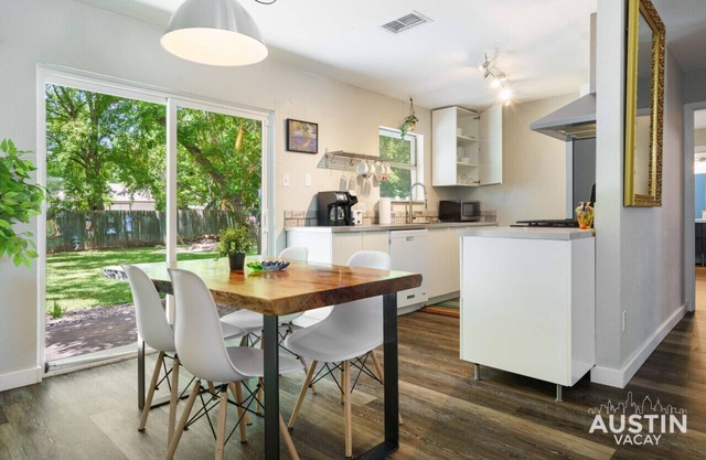 12 Min to Airport + Spacious Backyard and Fire Pit