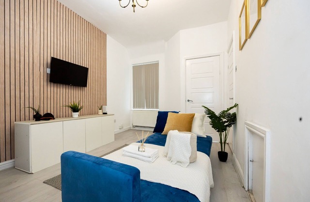 12 minutes from MANCHESTER CITY CENTRE Cosy 4 BED Family-friendly HOME!