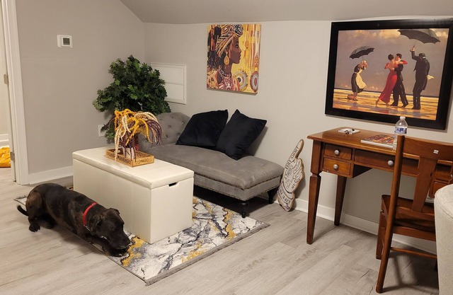 12 minutes to downtown/Airport. Center location to any path you wish to take.