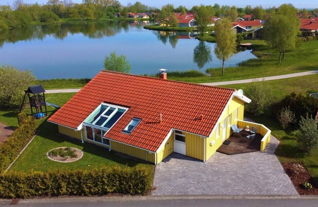 12 person vacation home with sauna, whirlpool, wood-burning stove and canoe in 1st row to the lake in Otterndorf