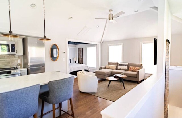 Very Comfortable and Accommodating 12th South Loft! Charming and Stylish!
