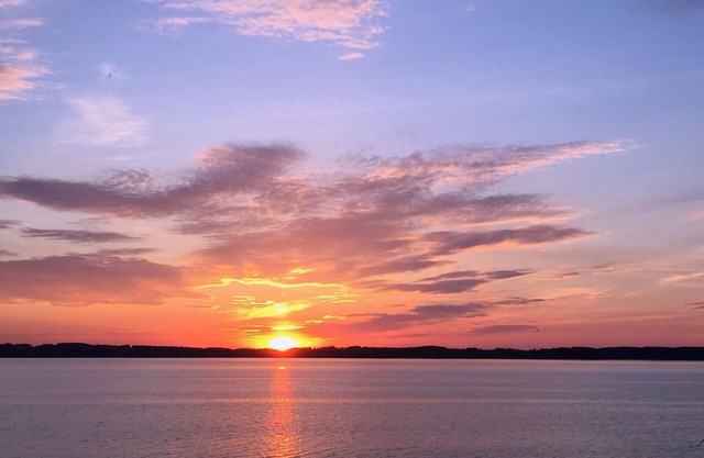 PLAGE DE SABLE BLANCHE DE 120 ', SUR EAST GRAND TRAVERSE BAY, COUCHERS DE SOLEIL SPECTACULAIRES